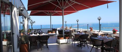 Breakfast, lunch and dinner served