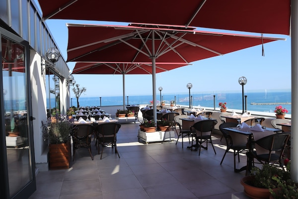 Frukost, lunch och middag serveras