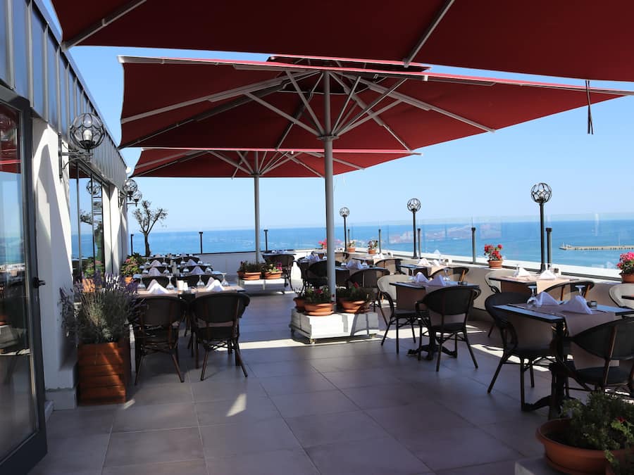 Serveert ontbijt, lunch en diner