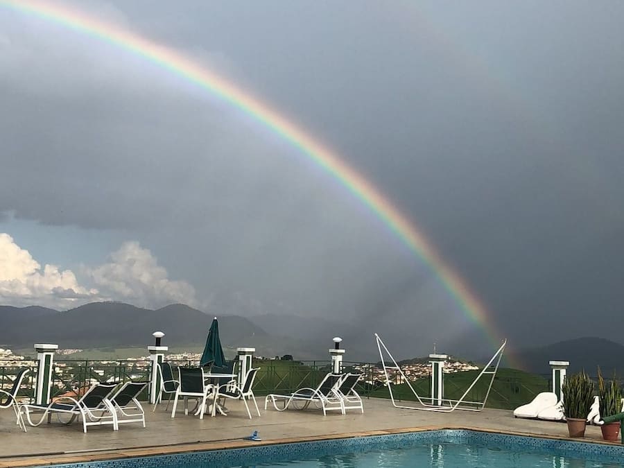 Piscina all'aperto, ombrelloni da piscina, lettini