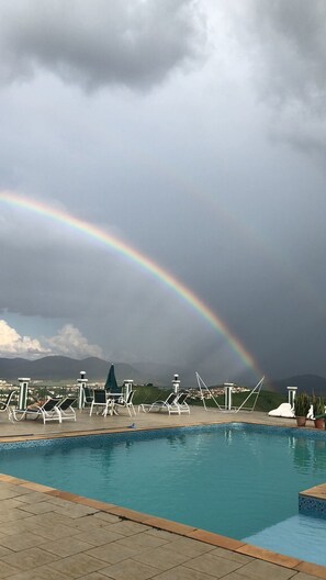 Outdoor pool, pool umbrellas, pool loungers - Pousada Lambari Montanha Hotel (Lambari)