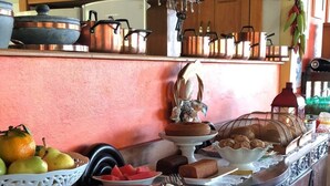 Una encimera de cocina con diversos alimentos y utensilios.