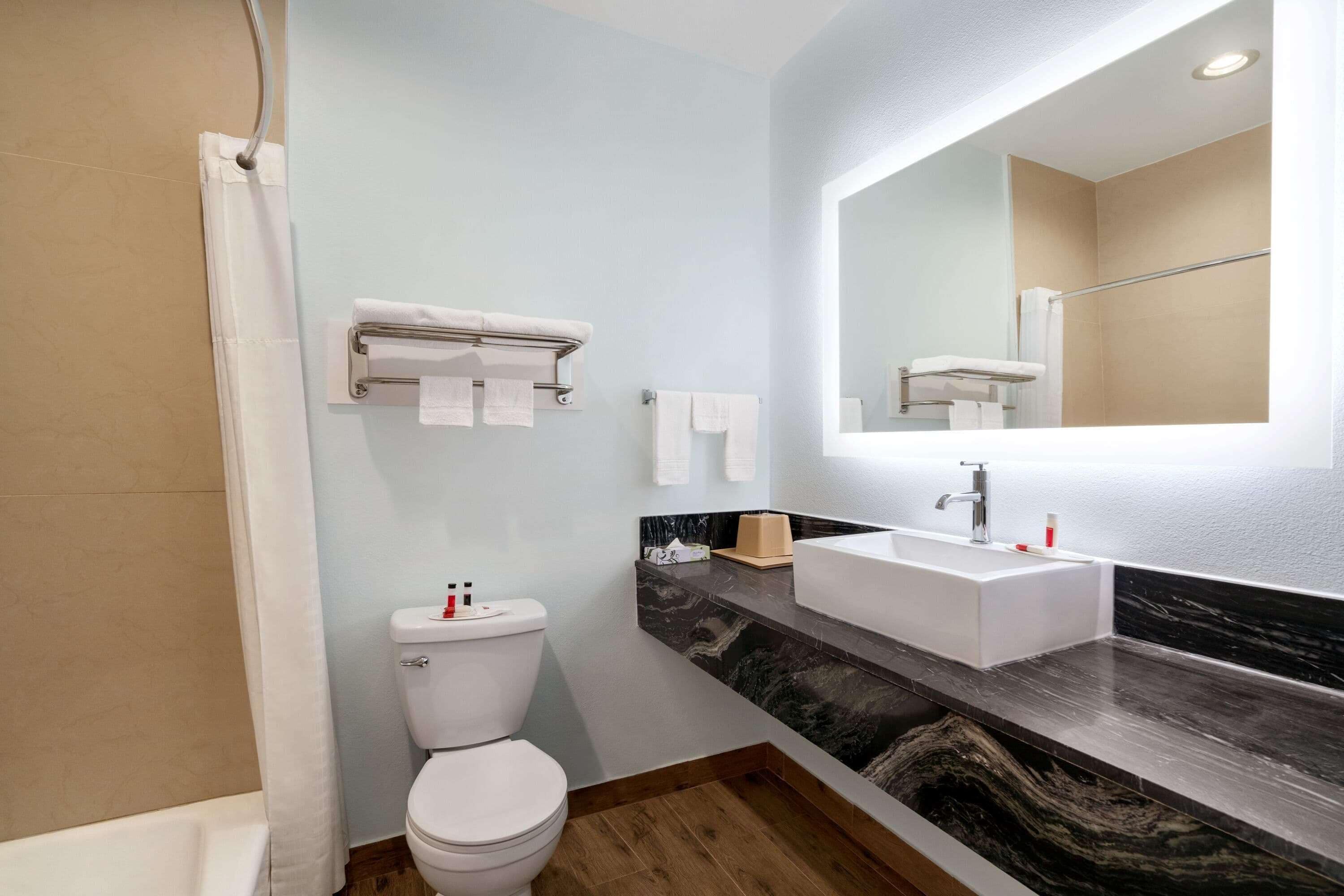 rainfall showerhead, free toiletries, hair dryer, towels