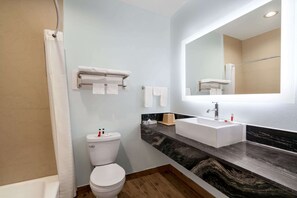 Douche à « effet pluie », articles de toilette gratuits, sèche-cheveux