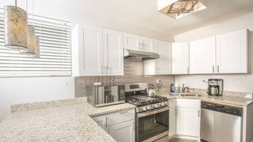 Comfort Apartment, Multiple Beds, Non Smoking | Private kitchen
