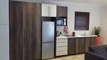 Lemari es besar, microwave, kompor, dan ketel listrik