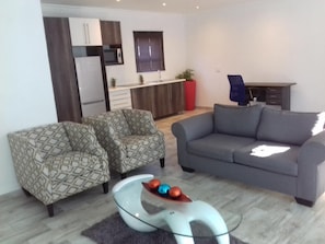 Flat-screen TV - Mayberrypark Guest Lodge (Alberton)