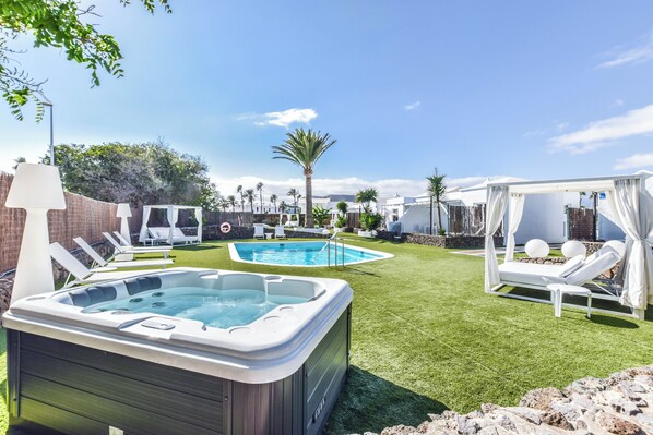 Piscine extérieure, parasols de plage, chaises longues