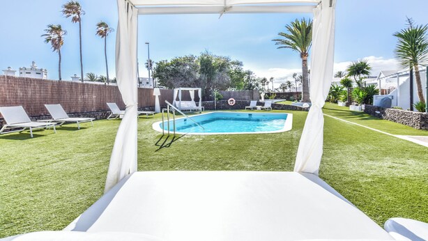 Outdoor pool, pool umbrellas, sun loungers - Villas Lanzasuites (Yaiza)