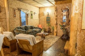 30-tommu sjónvarp með kapalrásum, arinn.