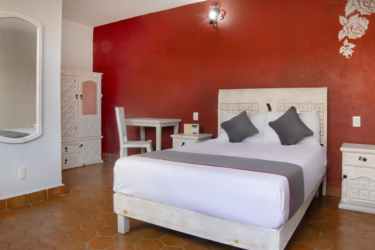 Chambre Standard | Espace de travail pour ordinateurs portables, fer et planche Ă repasser