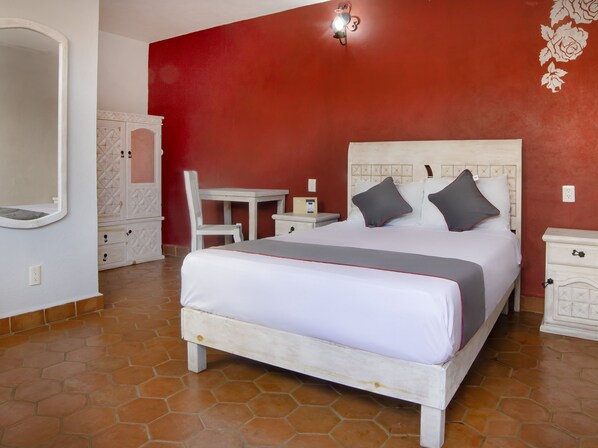 Habitación estándar | Espacio para trabajar con laptop y tabla de planchar con plancha 