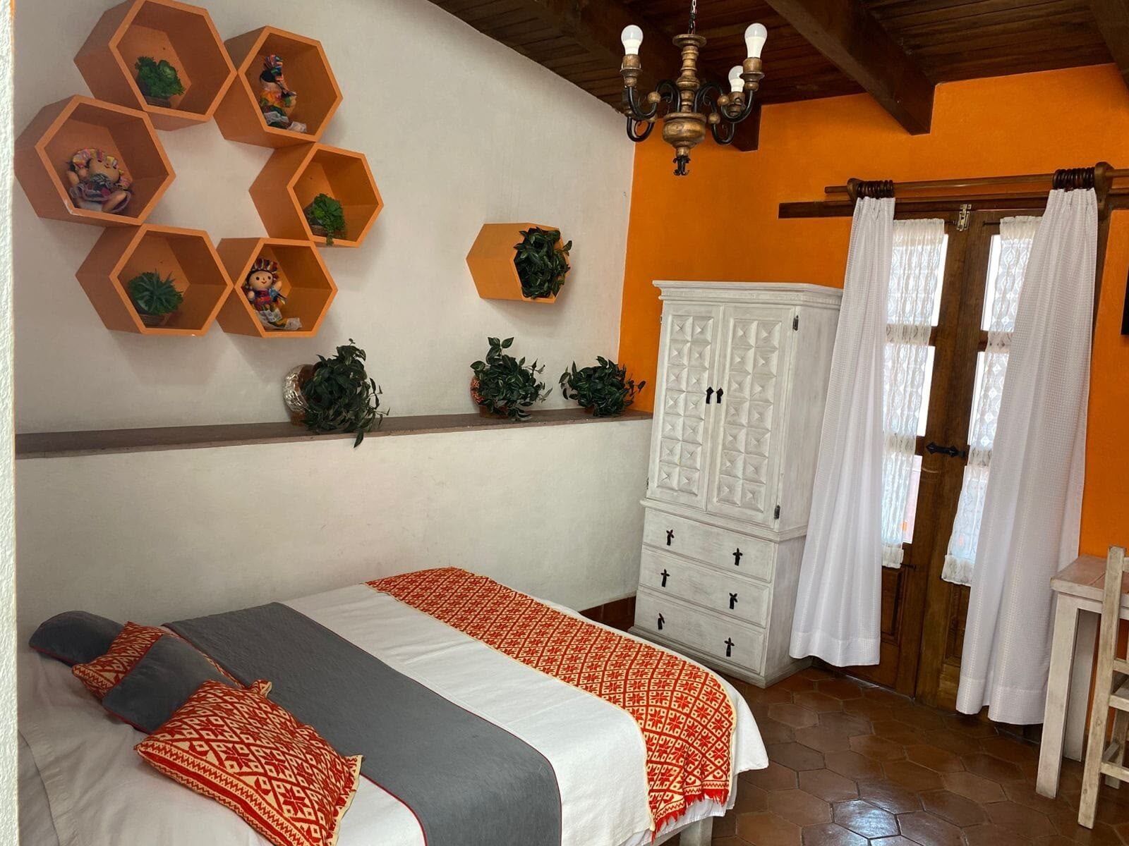 Habitación Deluxe doble, balcón | Espacio para trabajar con un portátil y tabla de planchar con plancha