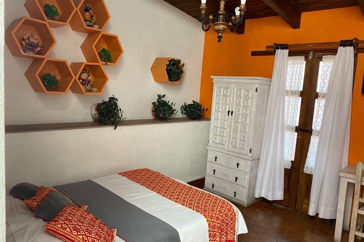 Habitación doble Deluxe, balcón | Espacio para trabajar con laptop y tabla de planchar con plancha 