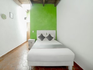 Habitación estándar, vista a la ciudad | Espacio para trabajar con laptop y tabla de planchar con plancha 