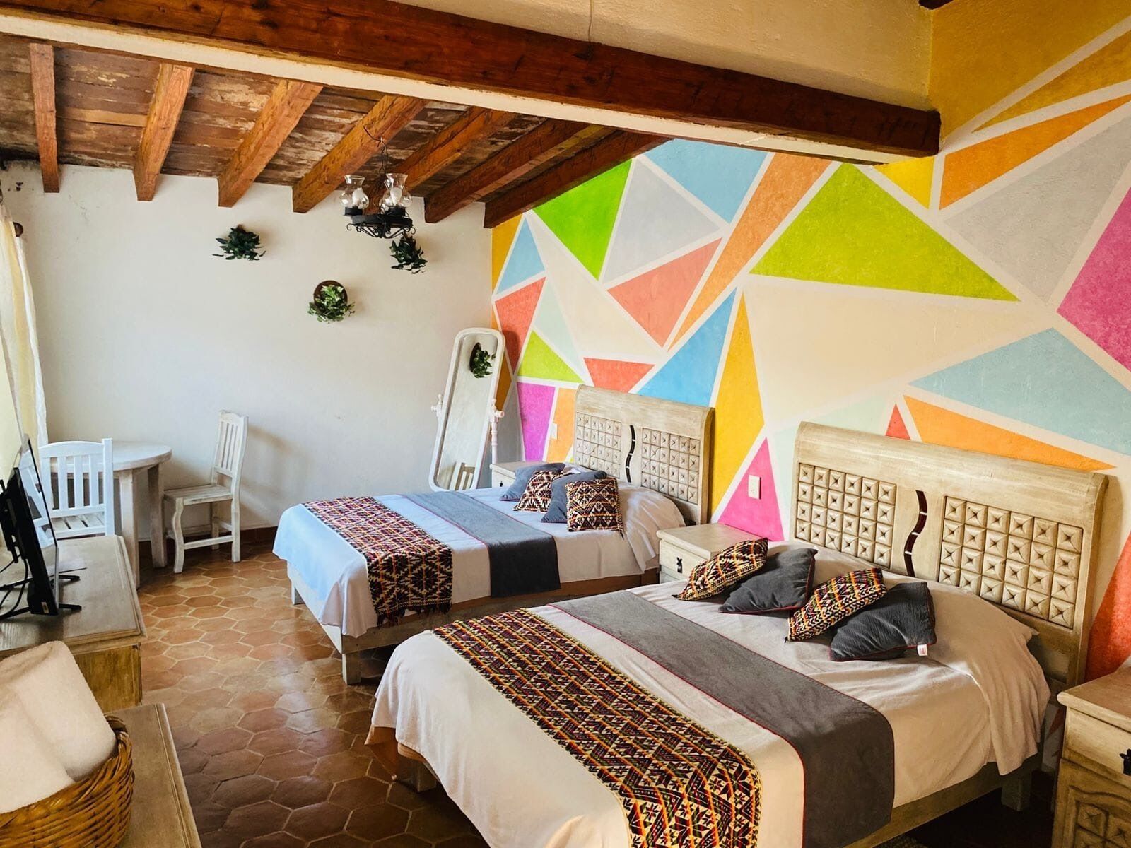 Habitación cuádruple básica | Espacio para trabajar con un portátil y tabla de planchar con plancha