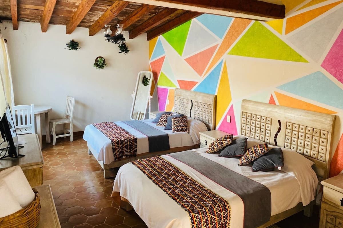 Habitación cuádruple básica | Espacio para trabajar con laptop y tabla de planchar con plancha 