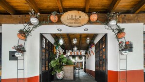 Entrada de un hotel con un cartel que dice 'Collection by OYO Hotels Valle Bonito'.