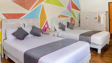 Habitación estándar, 2 camas matrimoniales | Espacio para trabajar con laptop y tabla de planchar con plancha