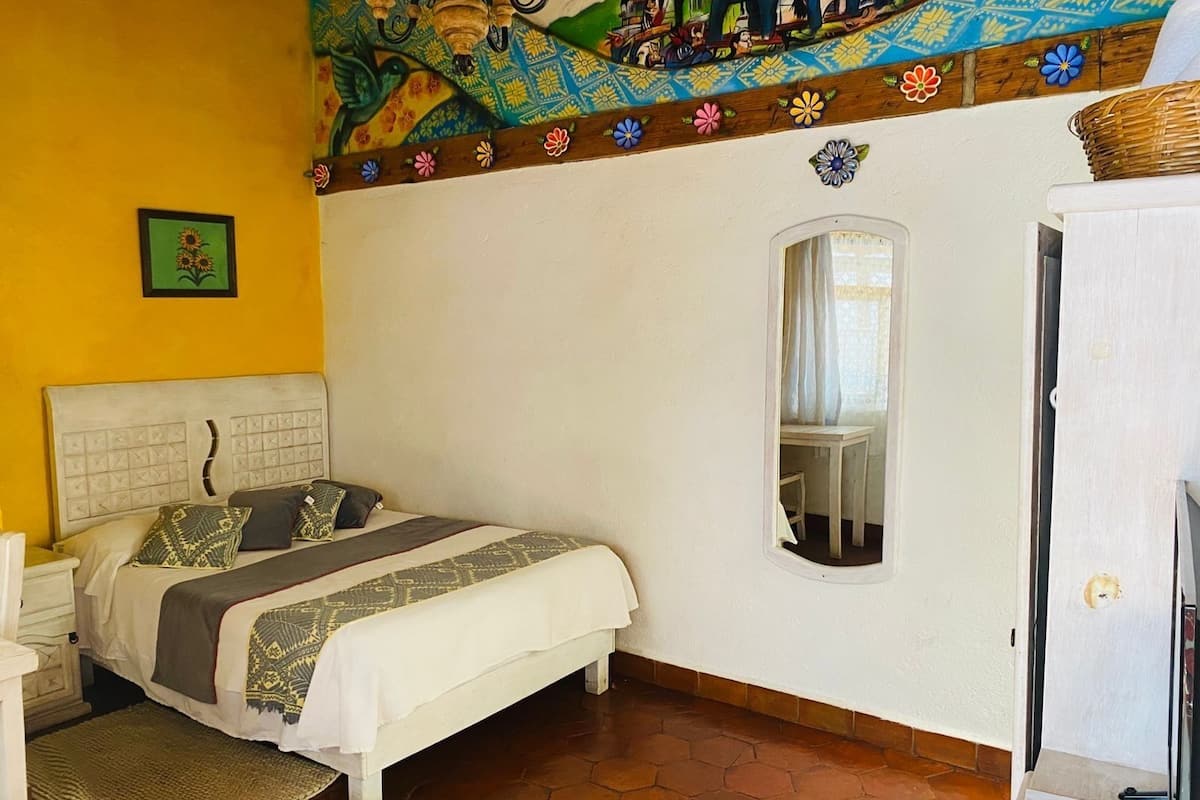 Habitación básica doble, 1 cama matrimonial | Espacio para trabajar con laptop y tabla de planchar con plancha 