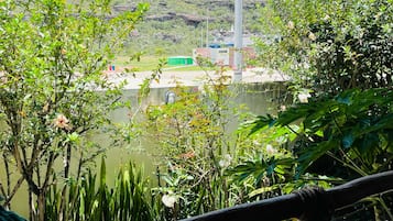 Frigobar, cofres nos quartos, cortinas blackout