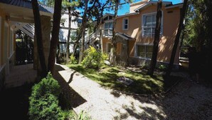 A residential area with two houses, one with a balcony and a staircase leading to the upper floor. - Cabañas Victoria (Mar de Las Pampas)