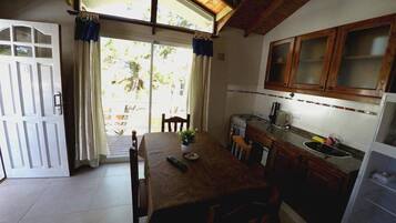 Apartamento superior, várias camas | Opções para refeição no quarto