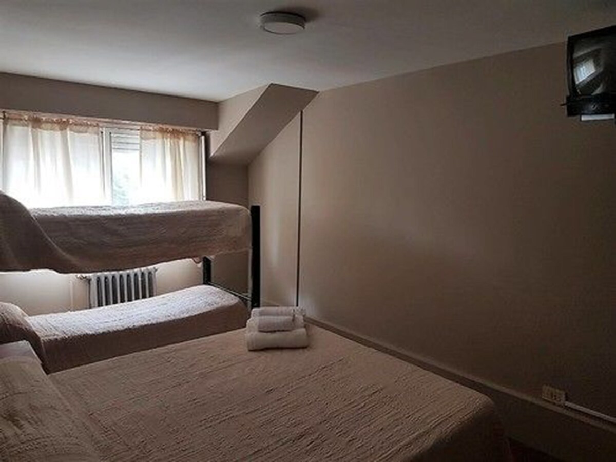 Habitación cuádruple | Wifi gratis y ropa de cama