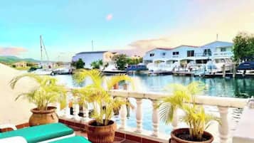 Luxury Townhome, Berbilang Katil, Non Smoking | 2 bilik tidur, peti besi dalam bilik, dihias secara berasingan