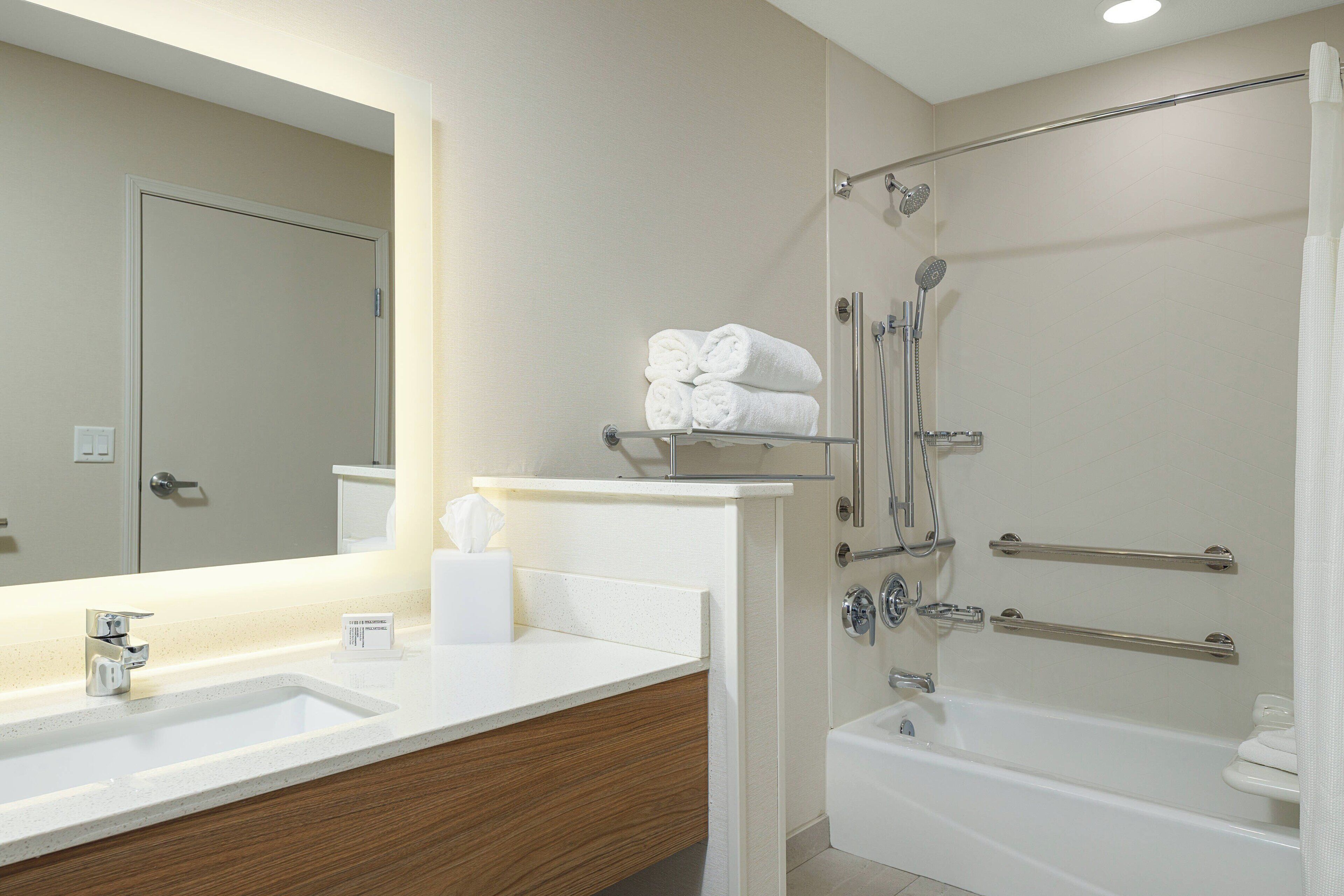 combined shower/bathtub, hair dryer, towels