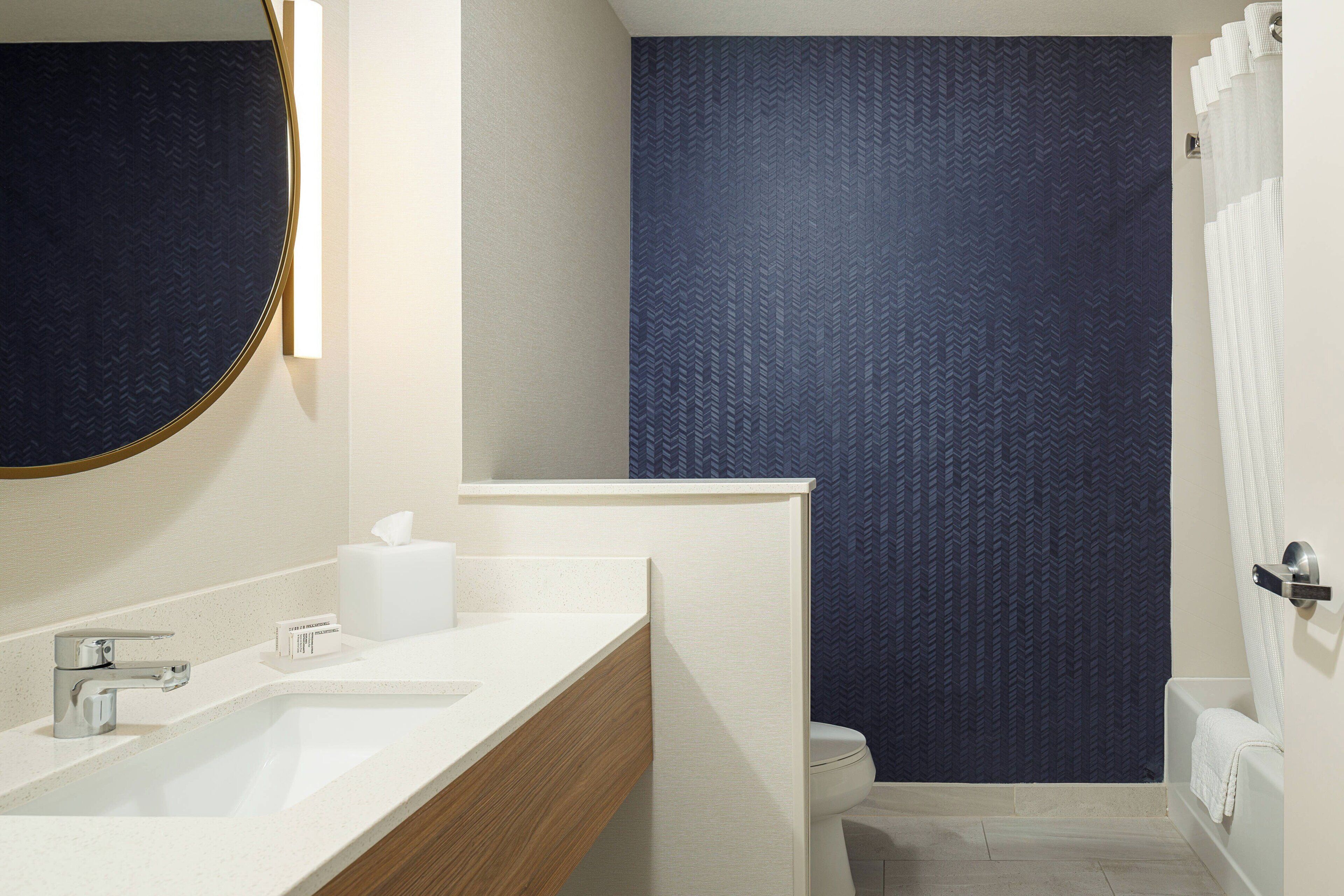 combined shower/bathtub, hair dryer, towels