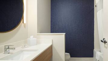 Combined shower/tub, hair dryer, towels