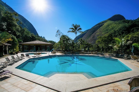 Indoor pool, outdoor pool, pool loungers. Hotel Caminhos de Itaipava