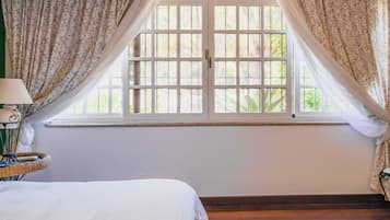 Triple Suite with Bathtub | Seprai premium, minibar, brankas, dan meja kerja