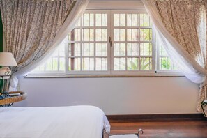 Triple Suite with Bathtub | Seprai premium, minibar, brankas, dan meja kerja