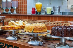 A buffet with various desserts on display. - Hotel Caminhos de Itaipava (Petrópolis)