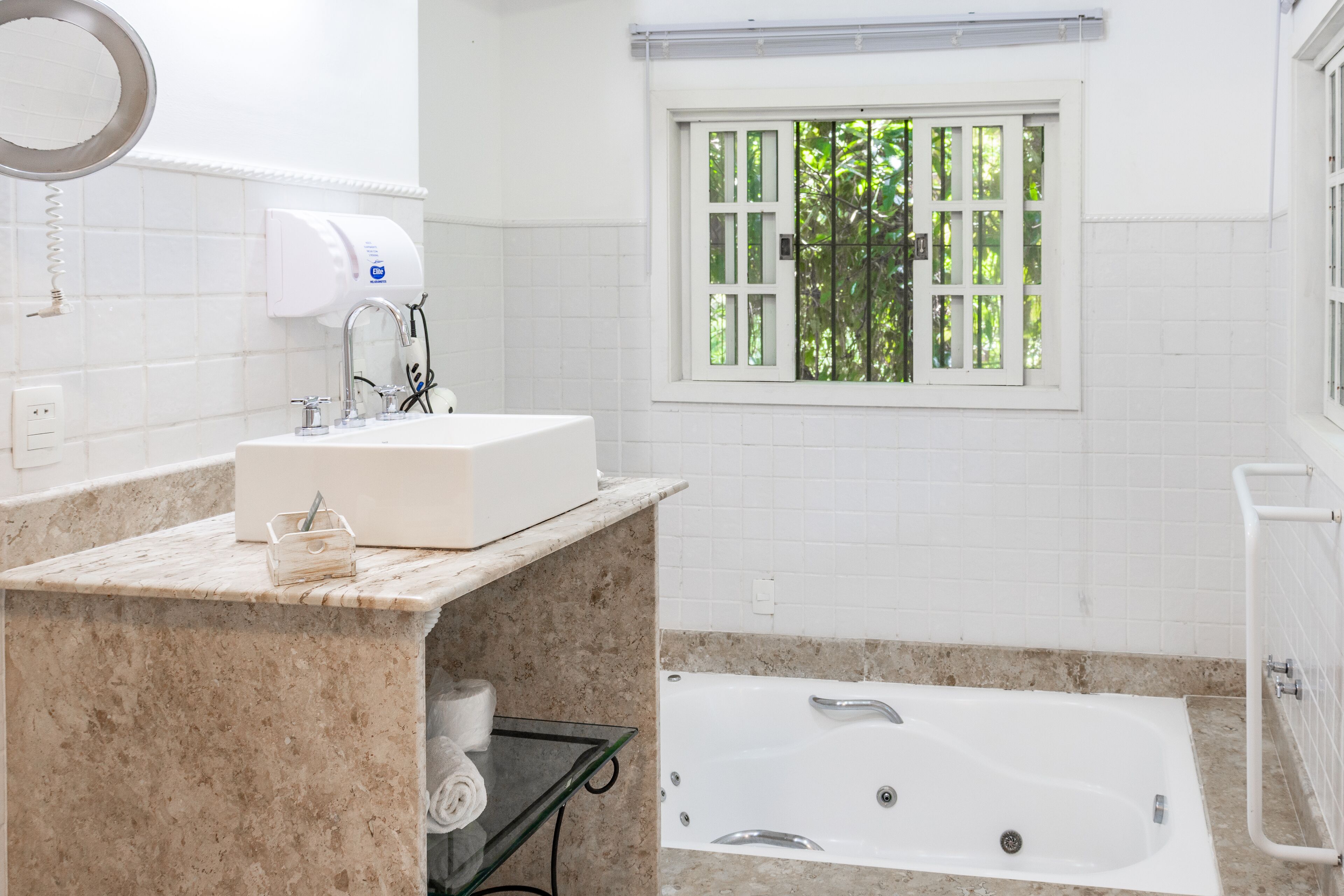 chalé imperial com hidro | bathroom | shower, free toiletries, bathrobes, towels