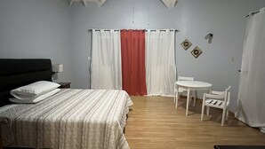 Una camera da letto con un letto, una scrivania e una sedia.