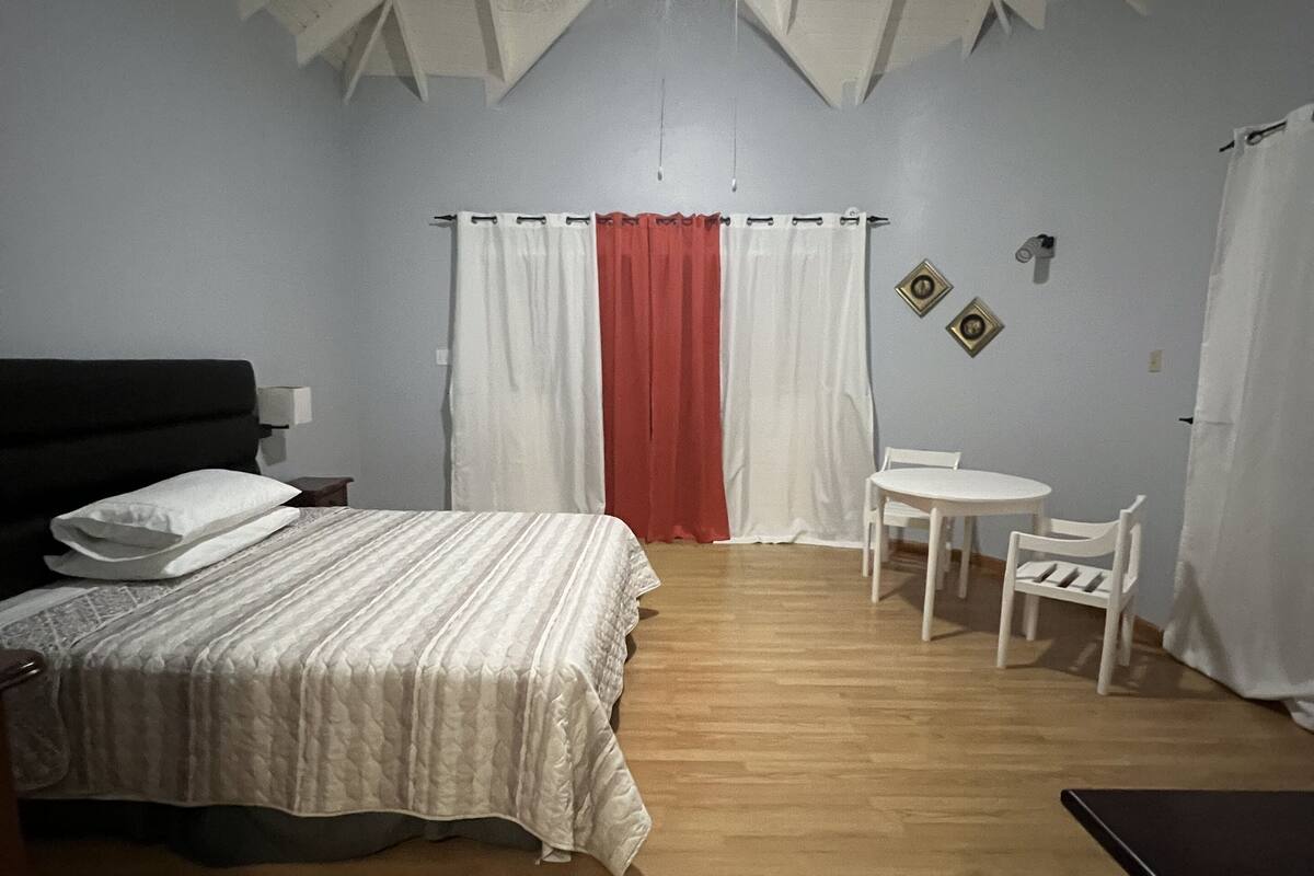 Une chambre à coucher avec un lit, un bureau et une chaise.