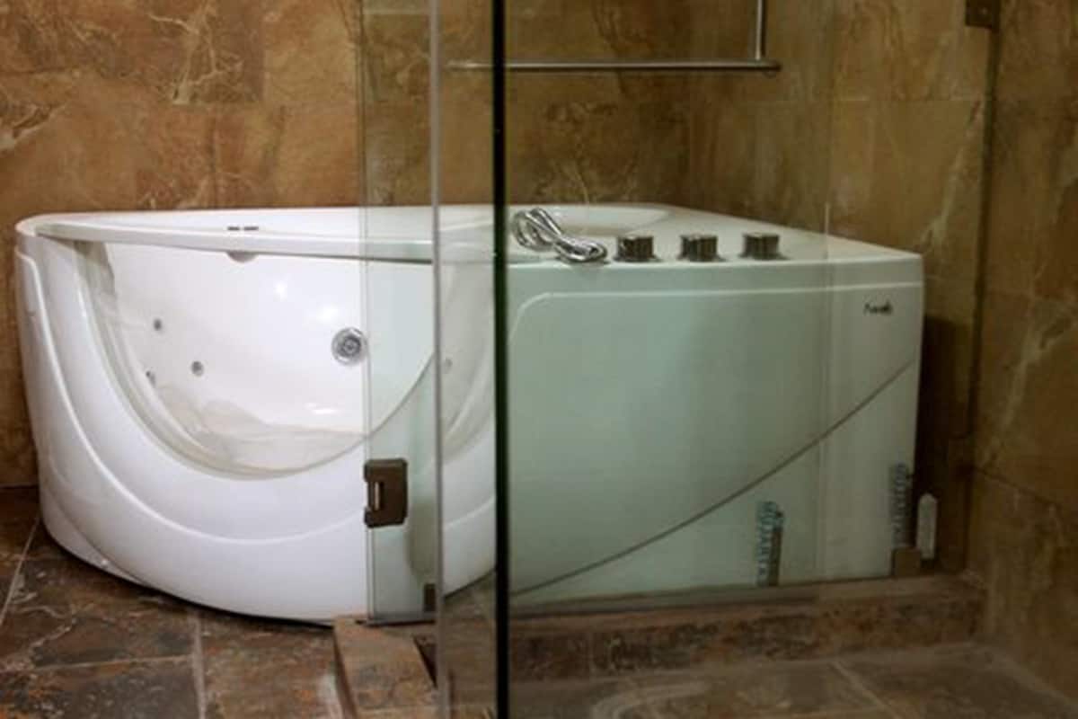 free toiletries, towels