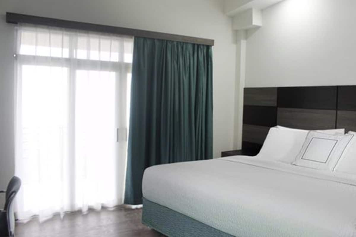 Executive kamer, 1 kingsize bed, niet-roken | Een minibar, een bureau, verduisterende gordijnen
