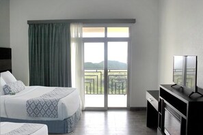 ميني بار ومكتب وستائر تعتيم ومكواة/لوح كي