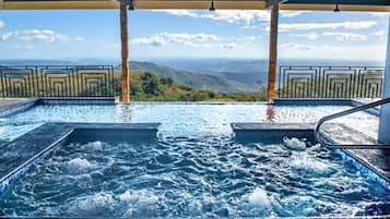 Indoor spa tub