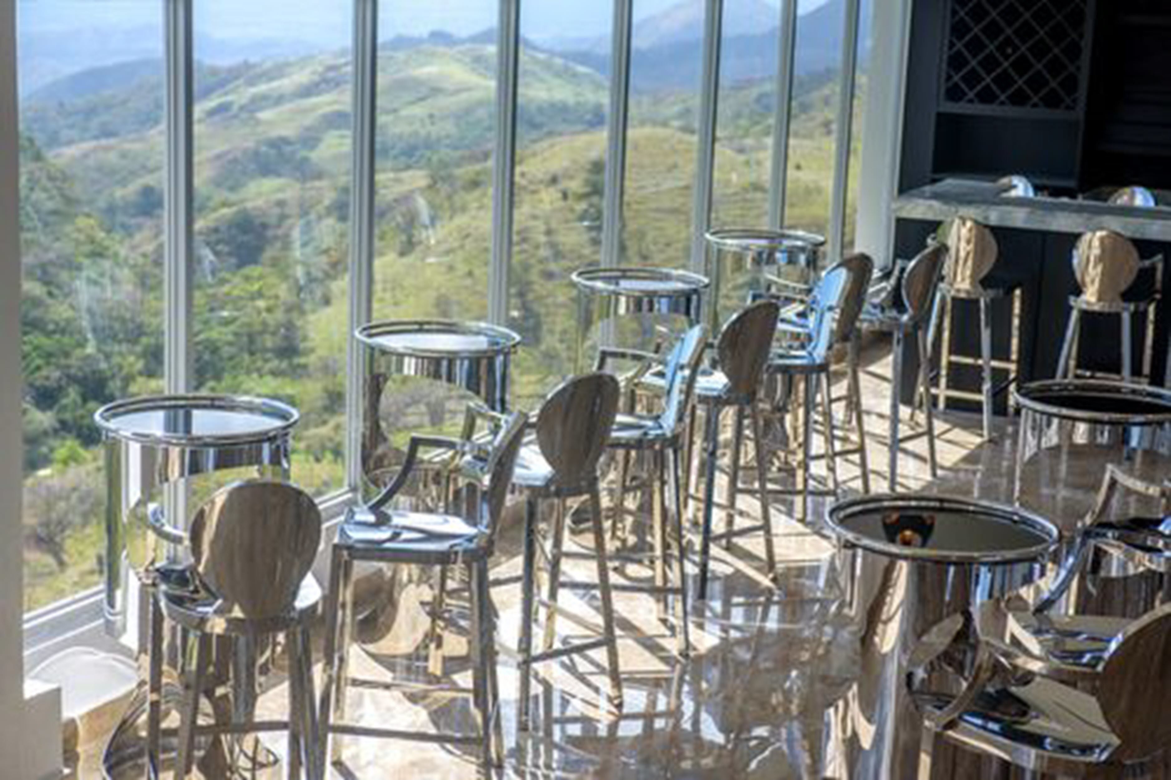 2 bars/lounges, poolside bar