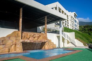 Una piscina techada, una piscina al aire libre