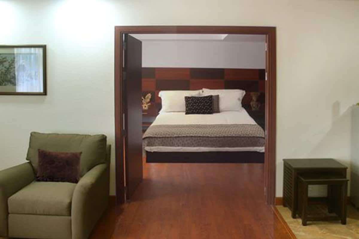 Honeymoon suite, 1 kingsize bed met slaapbank, toegankelijk voor mindervaliden | Een minibar, een bureau, verduisterende gordijnen