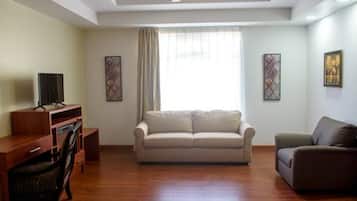 Honeymoon Suite, 1 King Bed with Sofa bed, Accessible | Living room | Smart TV, fireplace, Netflix