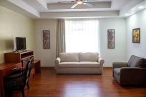 Honeymoon Suite, 1 King Bed with Sofa bed, Accessible | Living room | Smart TV, fireplace, Netflix - Horizonte Resort Hotel & Spa (Gualaca)