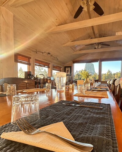 Devils Tower Lodge (Bed and Breakfast)