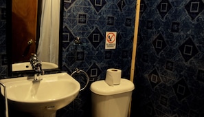 Quarto casal standard, 1 cama de casal, para não fumantes | Banheiro | Chuveiro, produtos de toalete grátis, toalhas de banho